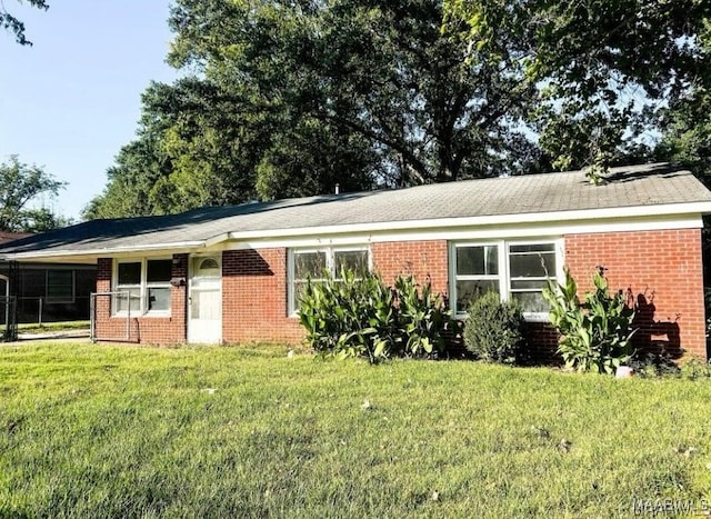 view of front facade with a front lawn