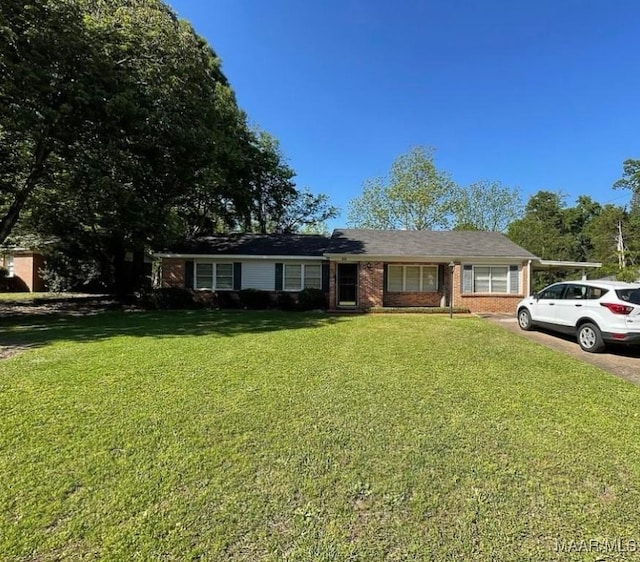 ranch-style home featuring a front lawn