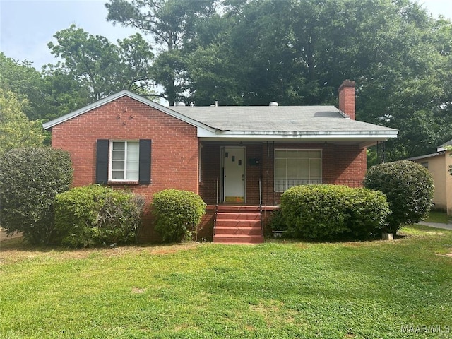 view of front of home featuring a front lawn