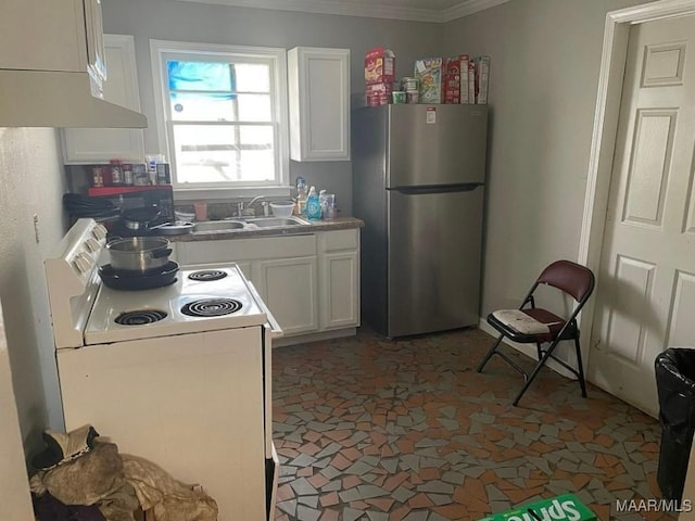 kitchen featuring white cabinets, electric stove, crown molding, sink, and stainless steel fridge