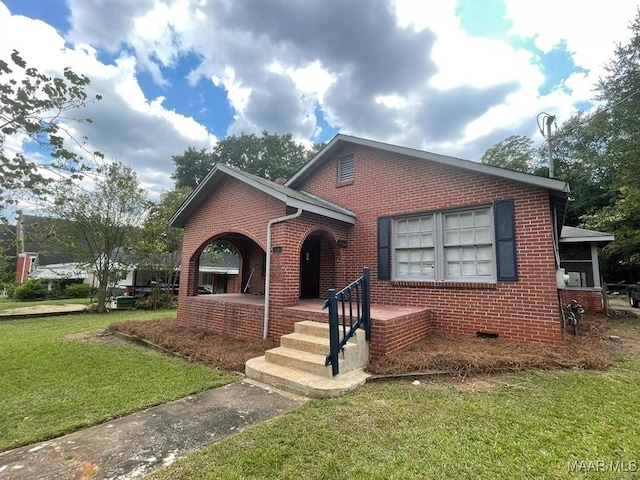 view of front of property with a front lawn