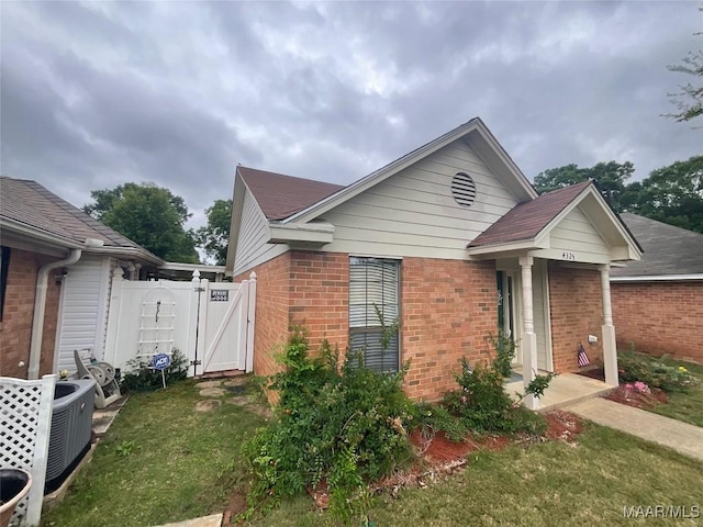 view of front of home with a front yard