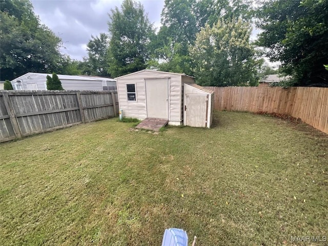 view of yard featuring a shed