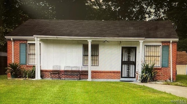 view of front of property with a front lawn