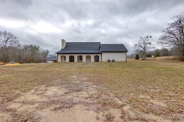 view of front of house with a front yard