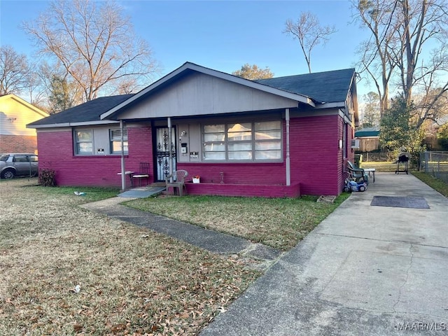 view of front of home with a front lawn