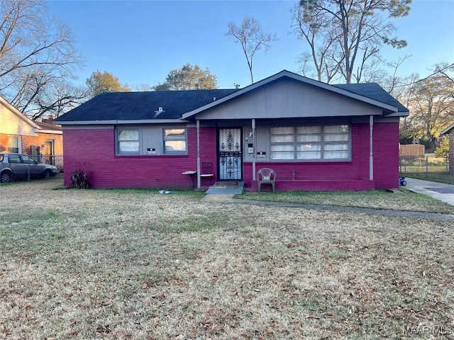 view of front of home featuring a front yard