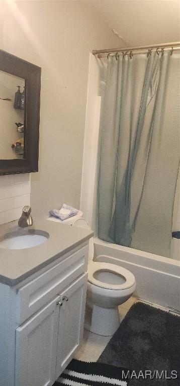 full bathroom featuring decorative backsplash, toilet, shower / bath combo, and vanity