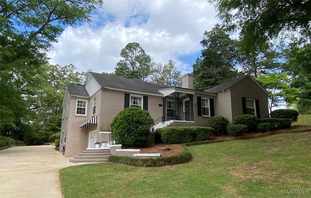 view of front of house with a front lawn