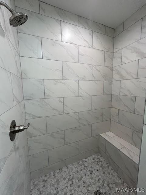 bathroom featuring tiled shower