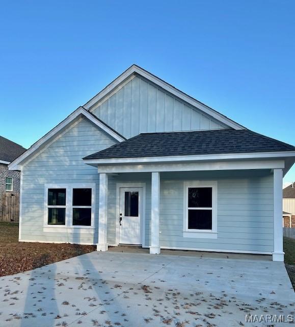 view of front of property featuring a porch