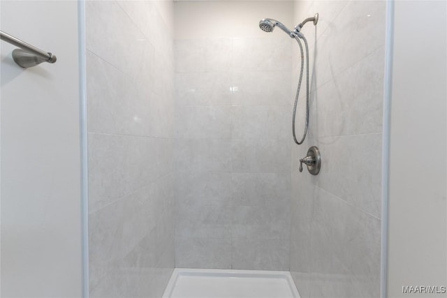 bathroom featuring a tile shower