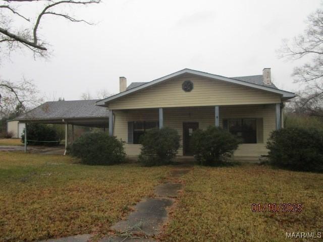 view of front of house featuring a front yard