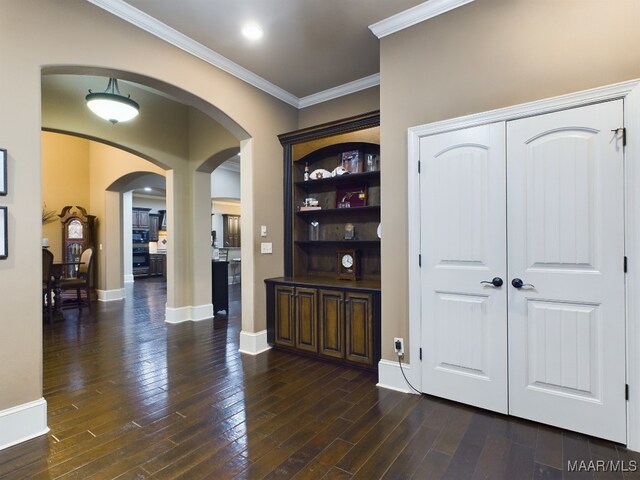 8513 Rockbridge Cir, Montgomery, AL 36116 - entryway featuring arched walkways, dark wood finished floors, ornamental molding, and baseboards