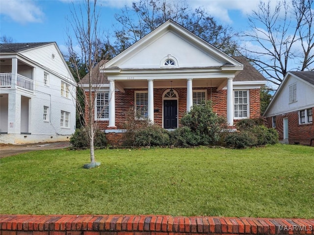 greek revival inspired property featuring a front yard