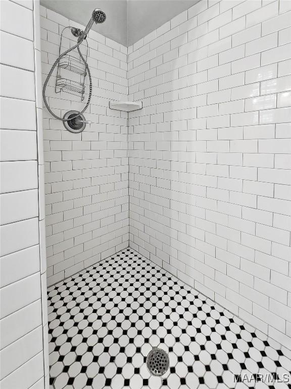 bathroom featuring a tile shower