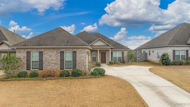 view of front of property featuring a front lawn