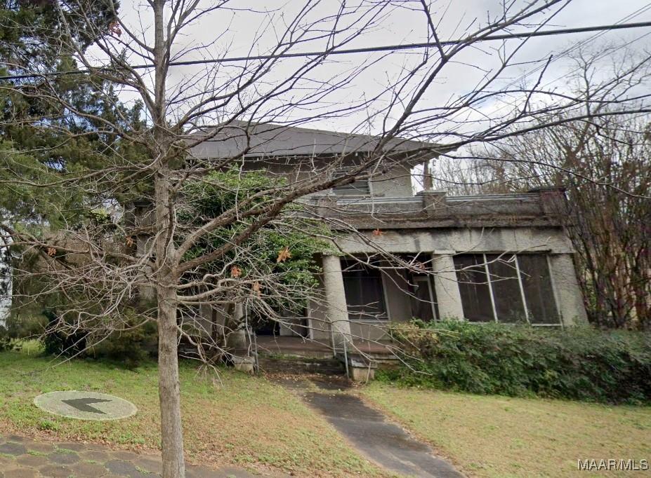 view of front of home featuring a front lawn