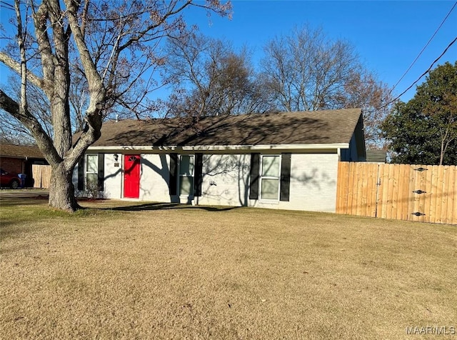 single story home with a front lawn