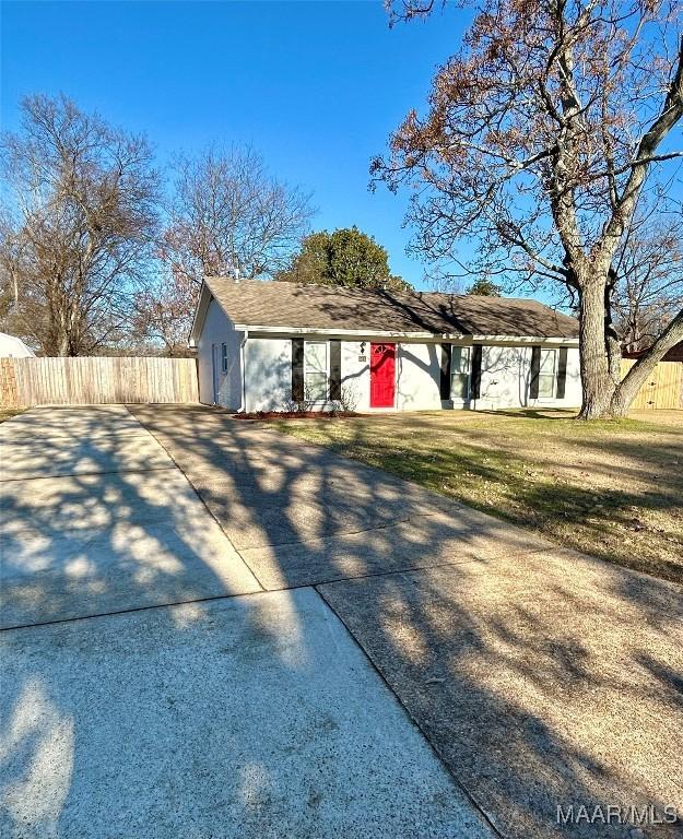 single story home featuring a front lawn