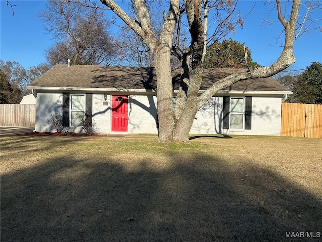 view of front of property featuring a front lawn