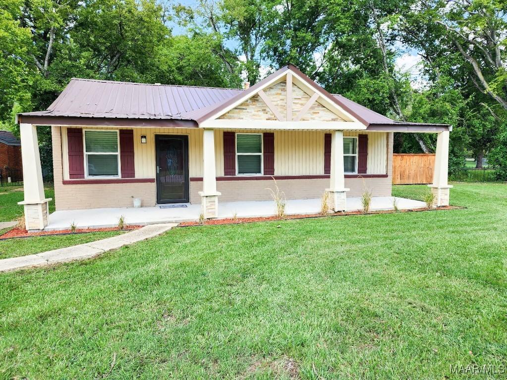 view of front of house featuring a porch and a front yard