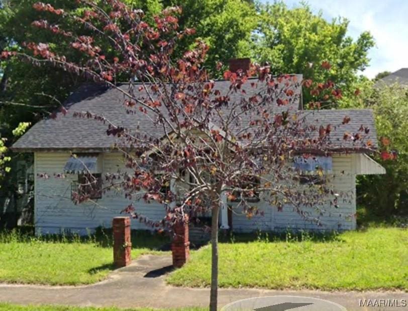 view of front of house with a front yard