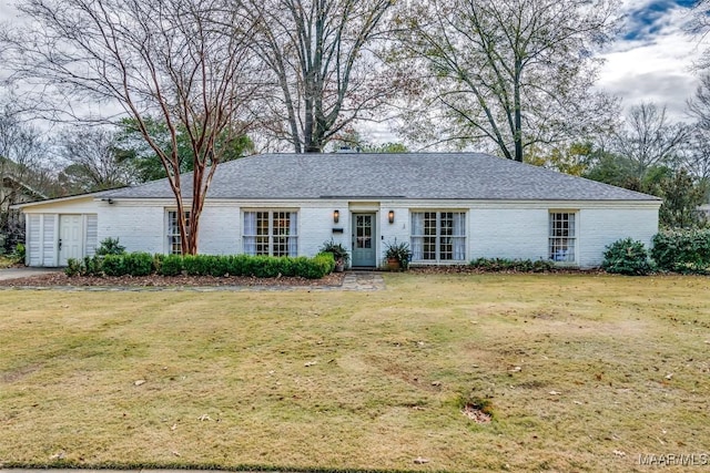 ranch-style home featuring a front lawn