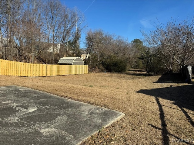 view of yard with a storage shed