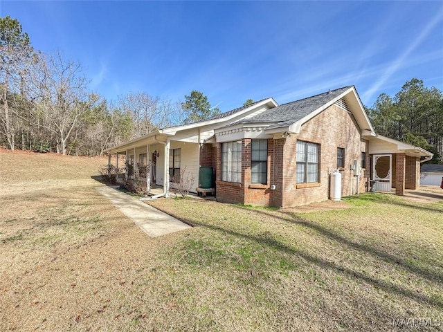 view of side of property featuring a lawn