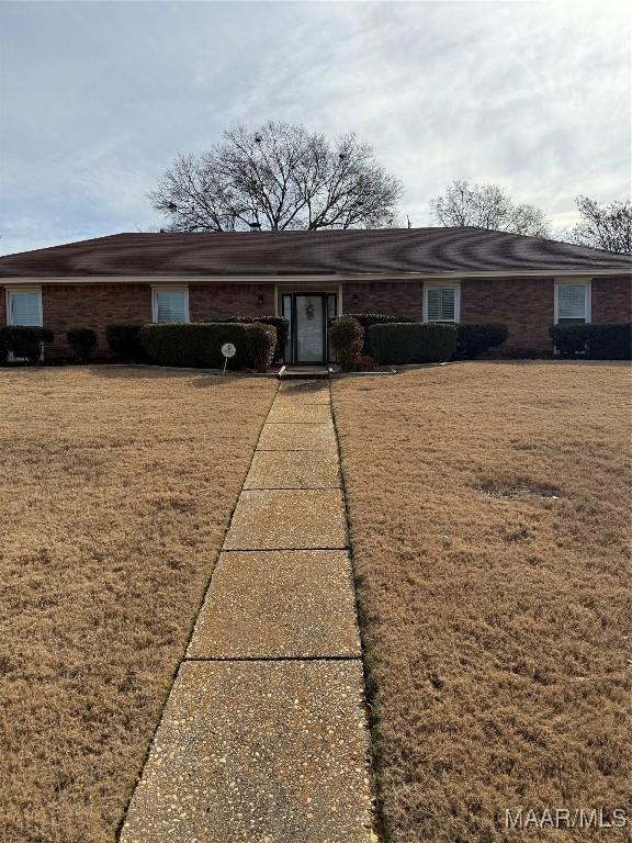 ranch-style home featuring a front yard