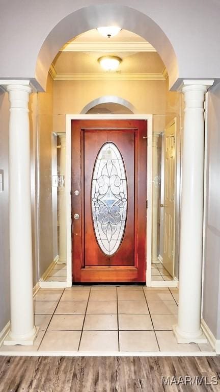 entryway featuring ornamental molding