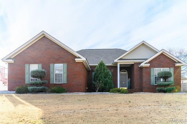 view of front of property featuring a front lawn