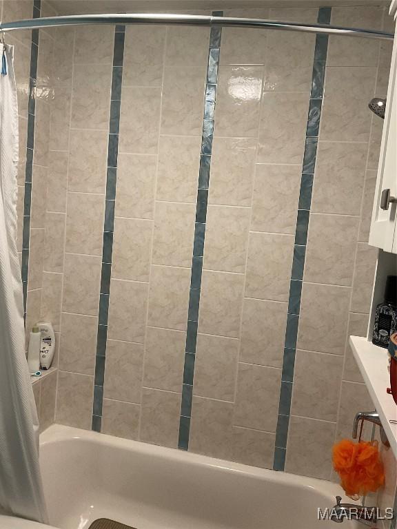 bathroom with shower / bath combo