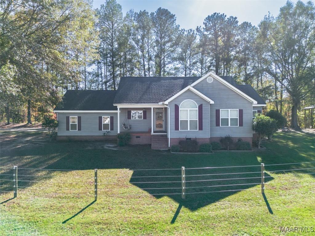 view of front of house with a front lawn