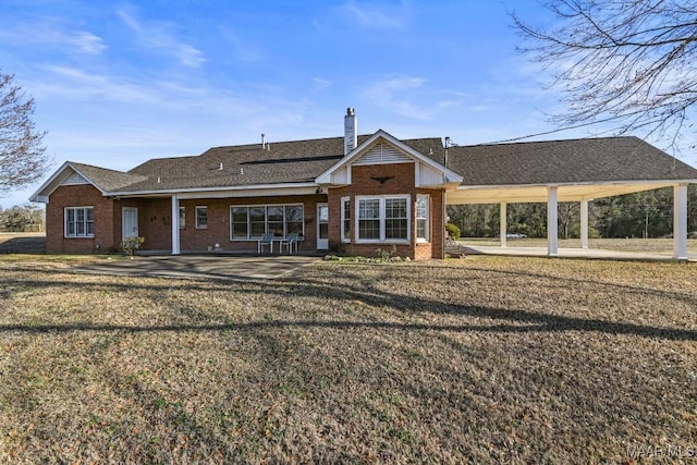 view of front of property featuring a front yard and a carport