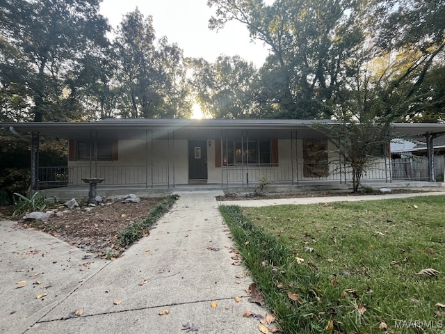 view of front of house featuring a porch and a front yard