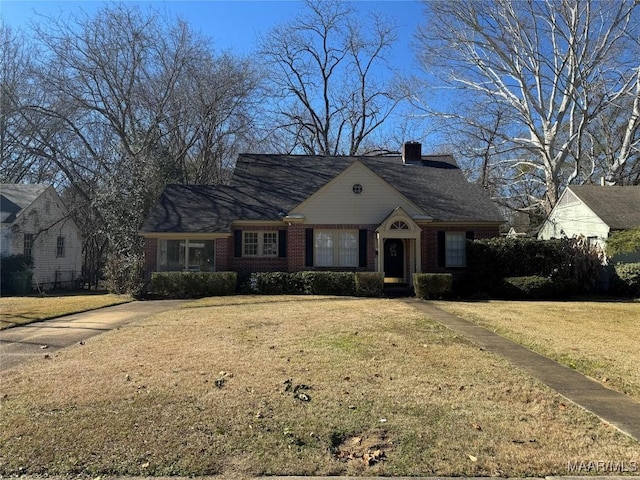 view of front facade featuring a front lawn