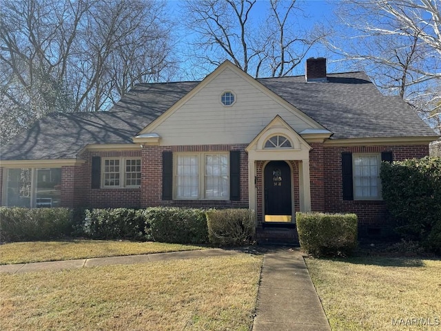 view of front of property featuring a front yard