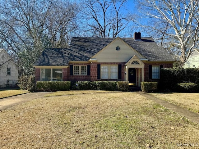 view of front facade with a front lawn