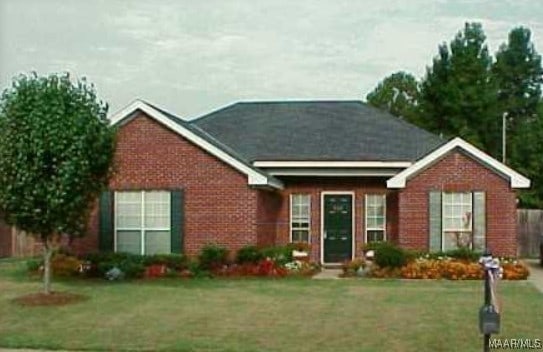 view of front of home featuring a front yard