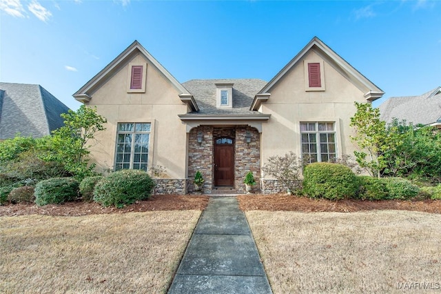 view of front of property with a front yard