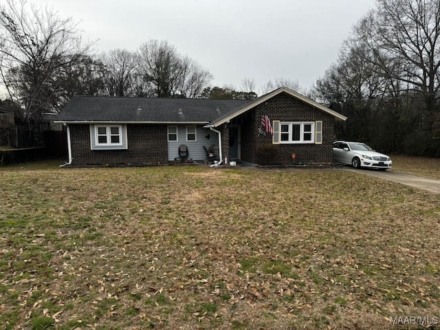 single story home featuring a front yard