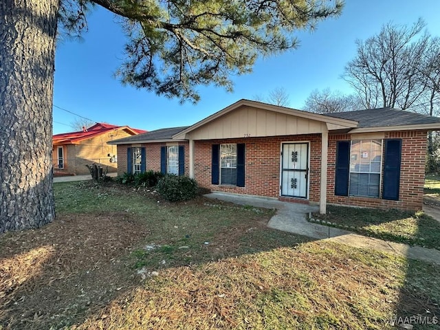 single story home with a front lawn