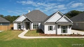 view of front of property featuring fence and a front lawn