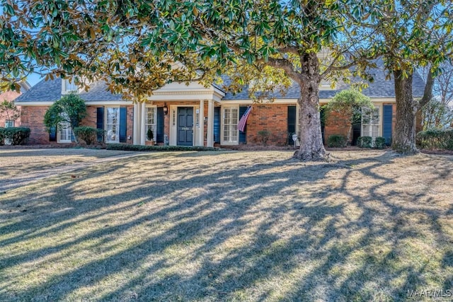 view of front of house featuring a front lawn