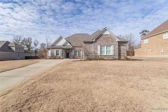 view of front of property with a front yard