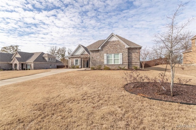 view of front of house featuring a front yard