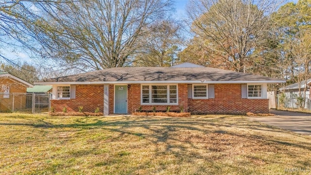 single story home with a front lawn