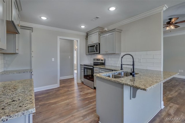 kitchen featuring crown molding, appliances with stainless steel finishes, sink, and gray cabinetry